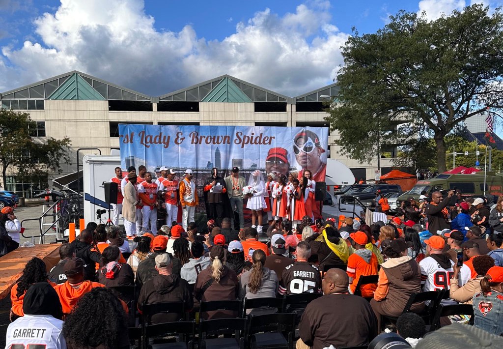 Tailgate scene before kickoff