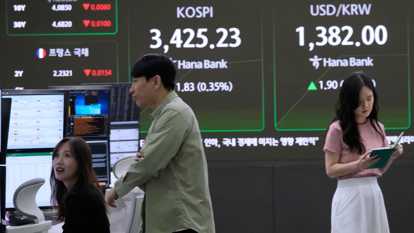 Asian shares climb as Fed rate cut keeps Wall Street near records