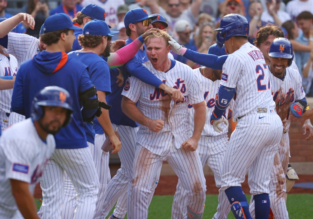 Brandon Nimmo rounds the bases after his homer