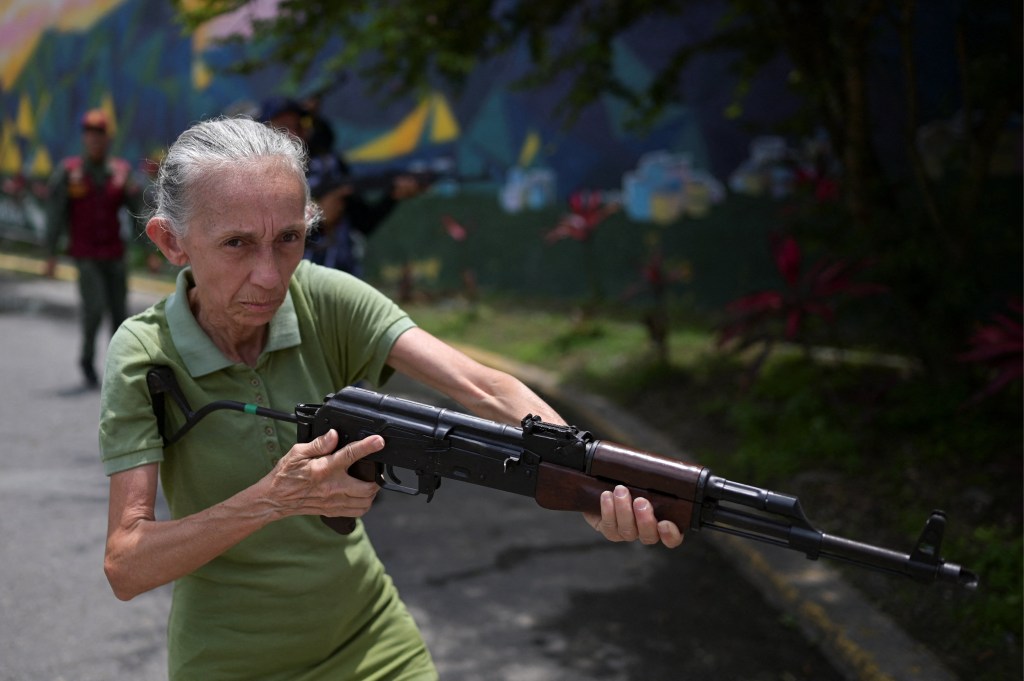 Woman holding a weapon during a Caracas drill