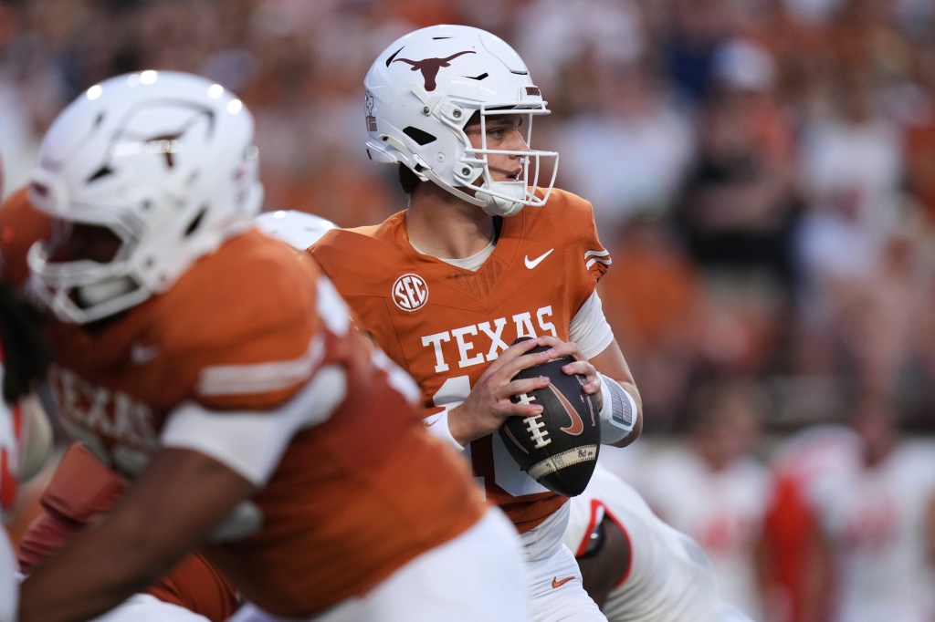 Manning looks to pass