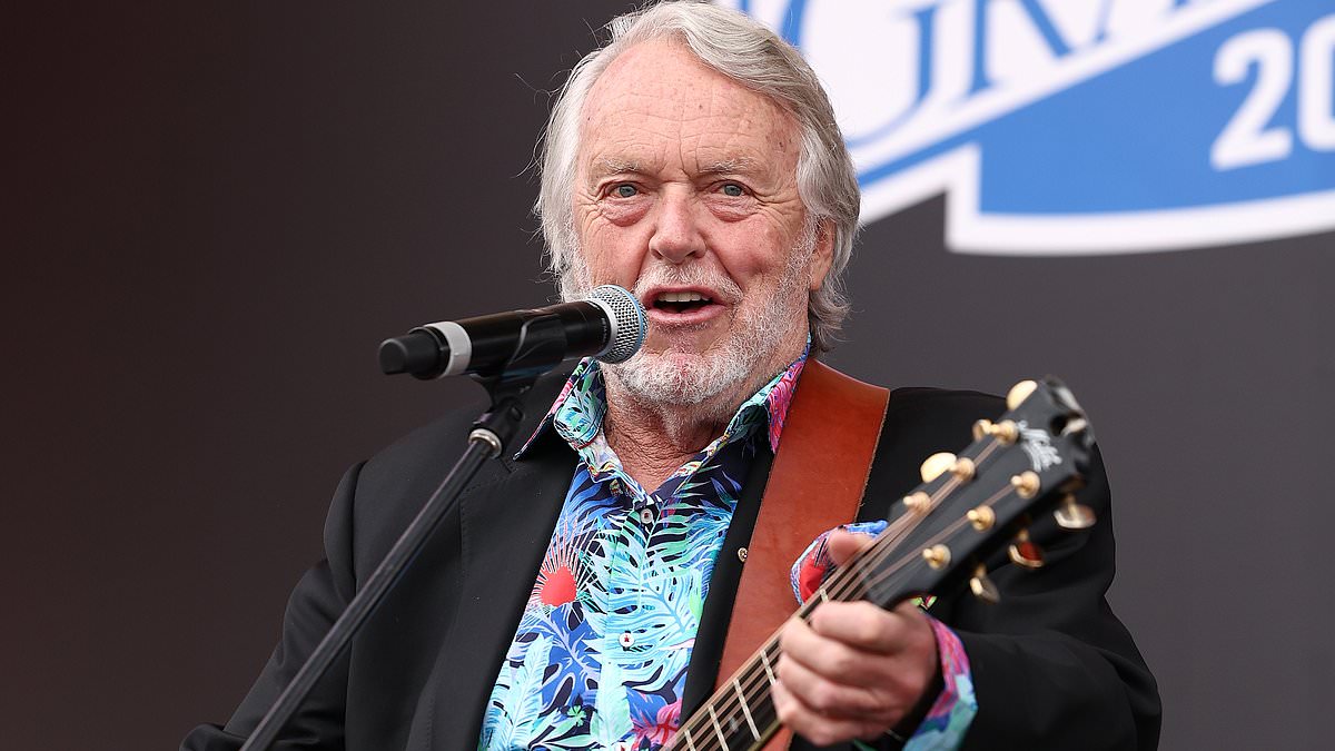 Mike Brady's 'Up There Cazaly' performance at AFL Grand Final marred by sound issues