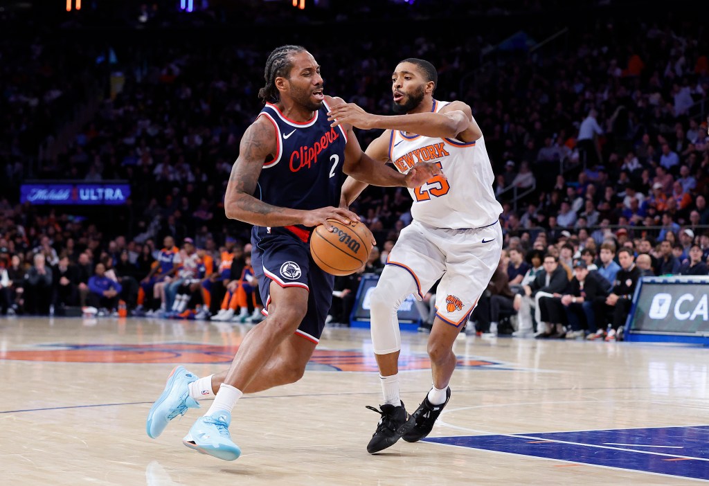 Kawhi Leonard drives to the basket