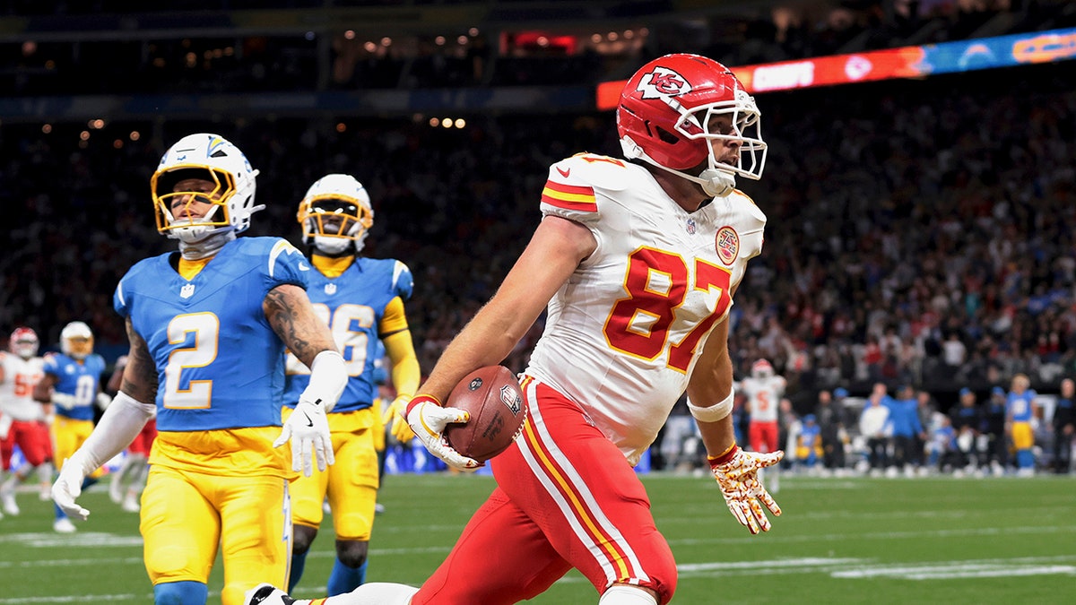 Travis Kelce celebrates