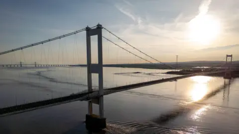M48 Severn Bridge closed in both directions amid strong winds; diversions via M4 in place
