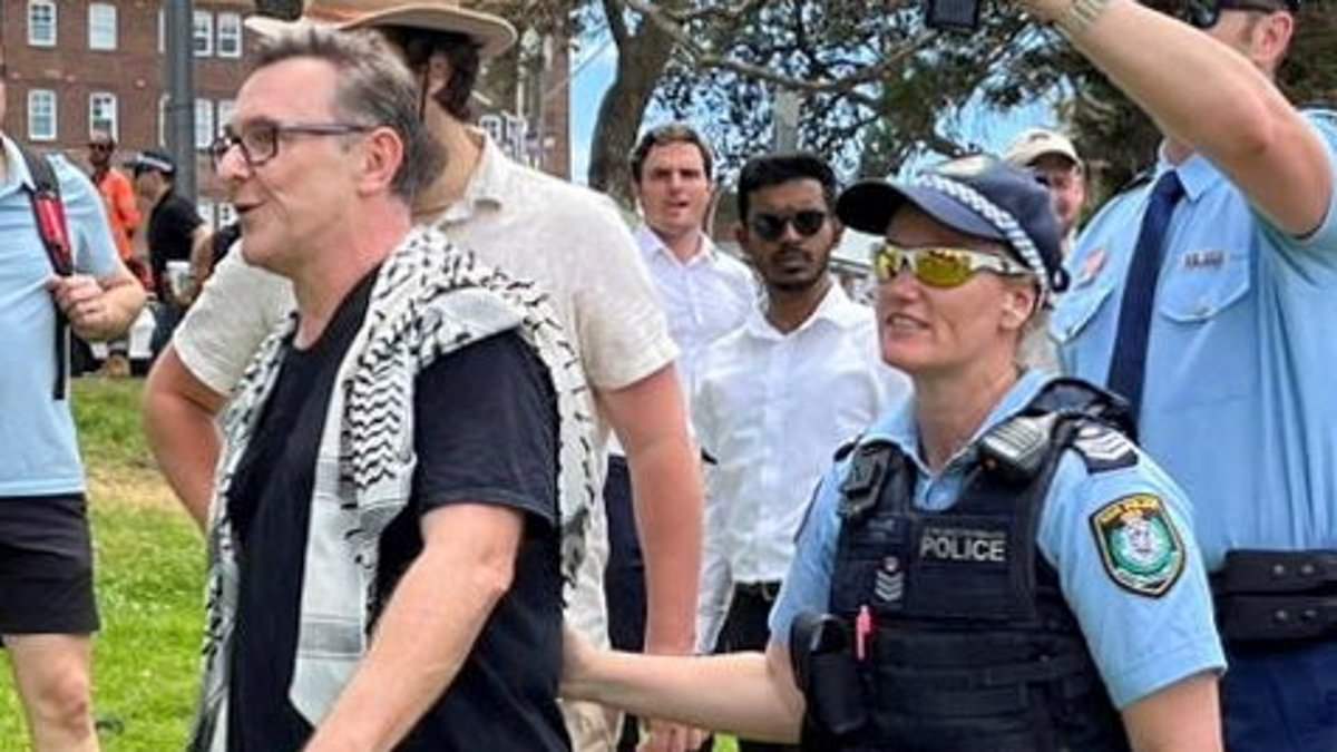 Pro-Palestine supporter heckled at Bondi Beach amid National Day of Reflection