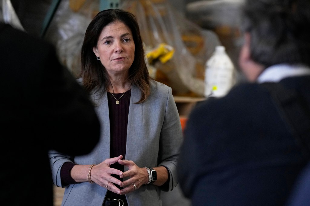 Gov. Ayotte speaks image