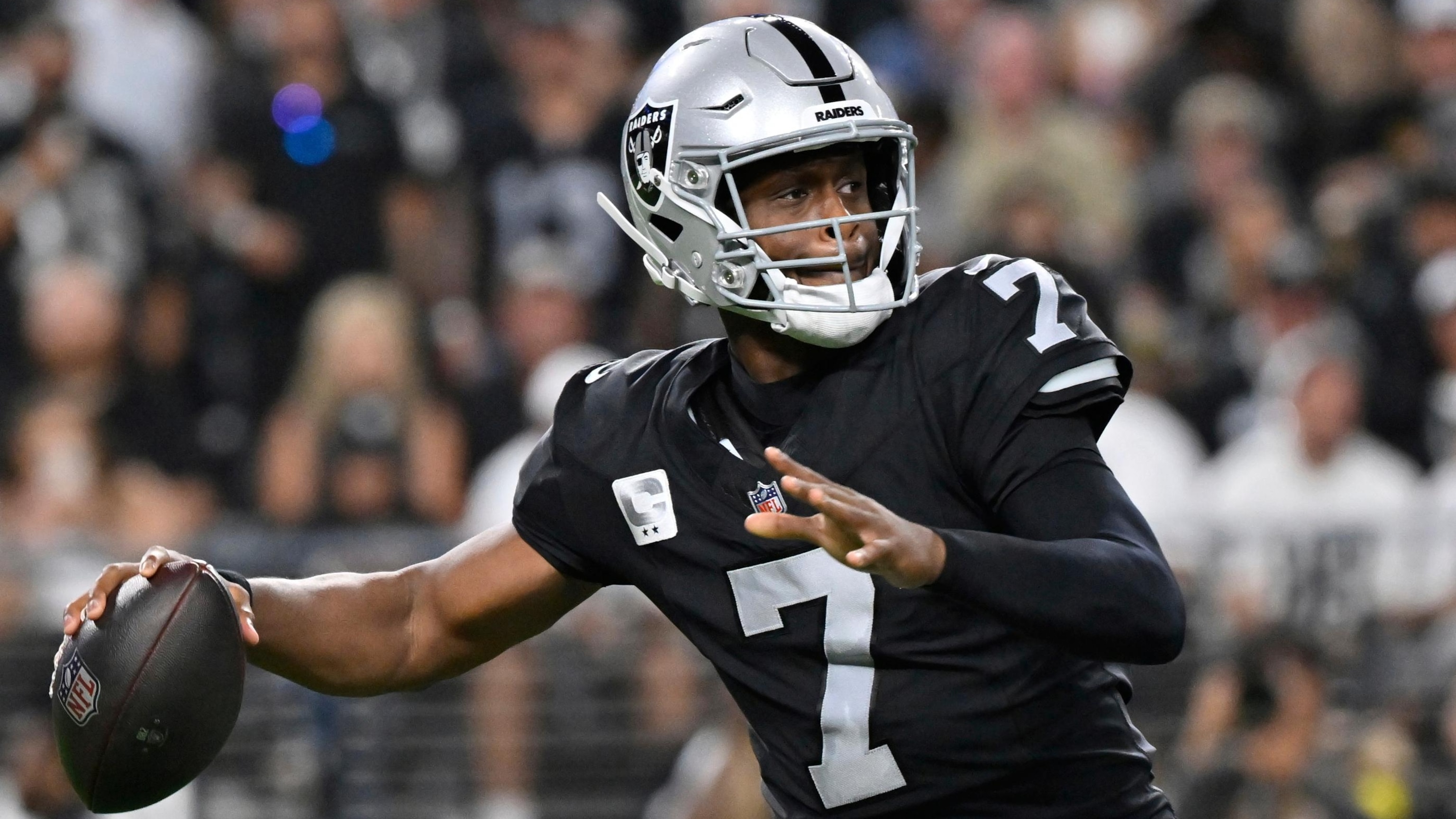 Geno Smith's deep shots backfire as Raiders fall 20-9 to Chargers