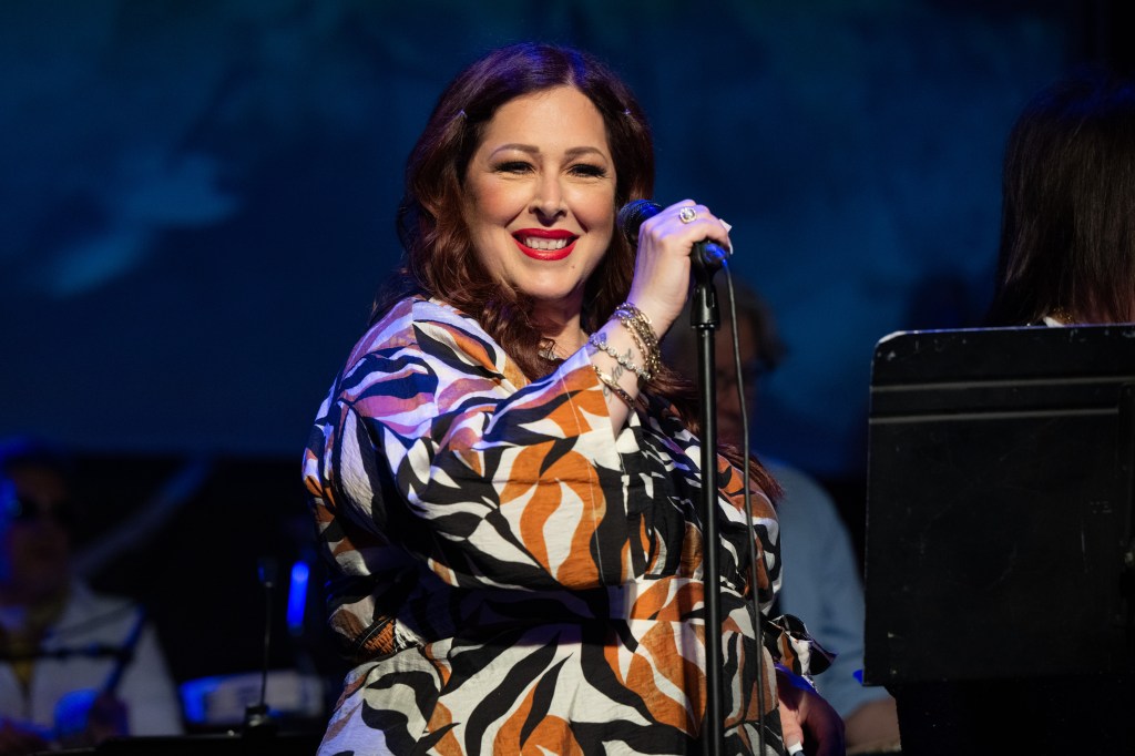 Carnie Wilson performing