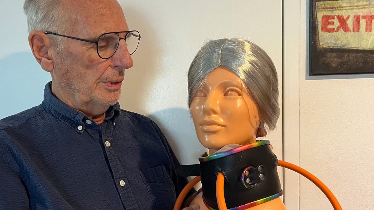 Australian doctor demonstrates new 'suicide collar' at Dutch euthanasia workshop