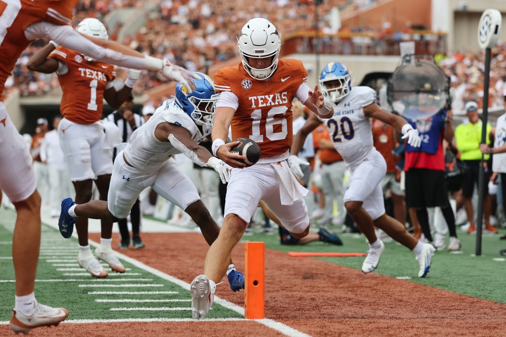 Arch Manning rushing a touchdown