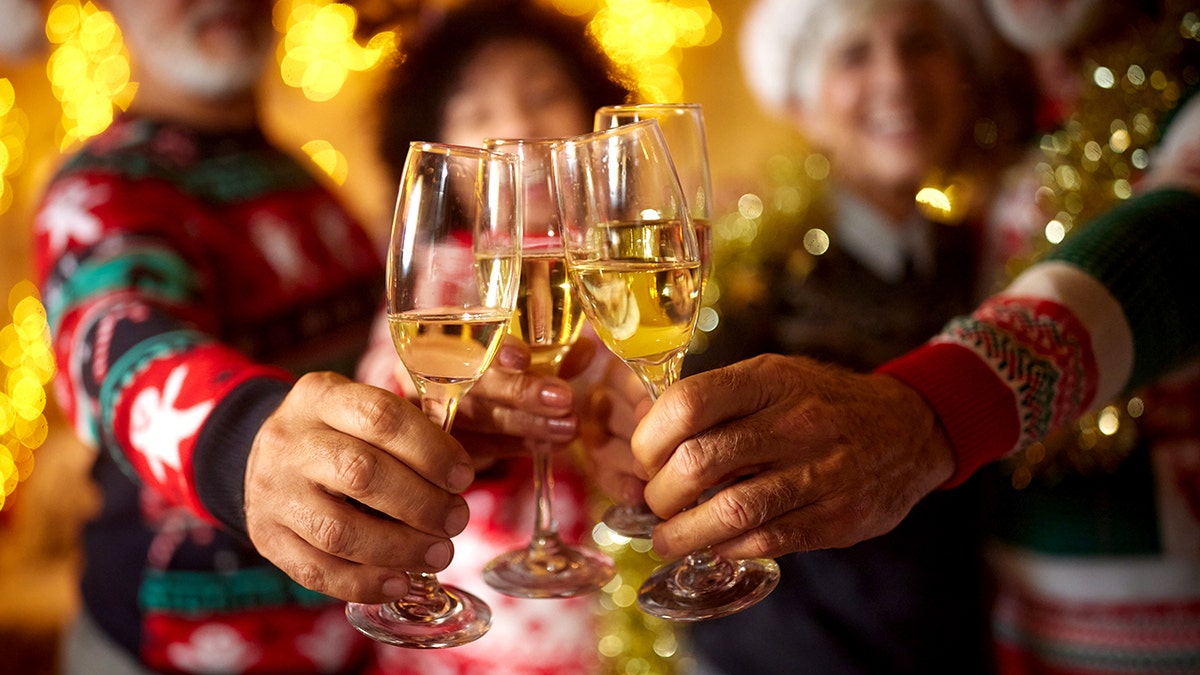 holiday-champagne-cheers