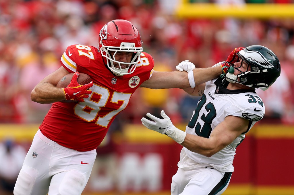 Kelce stiff-arming moment