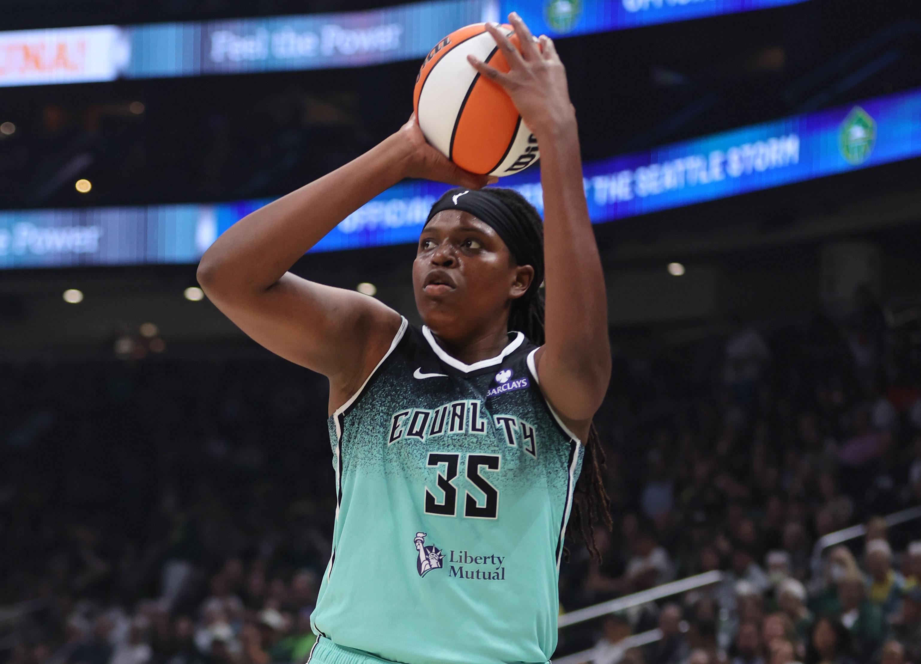 Jonquel Jones drives to the basket