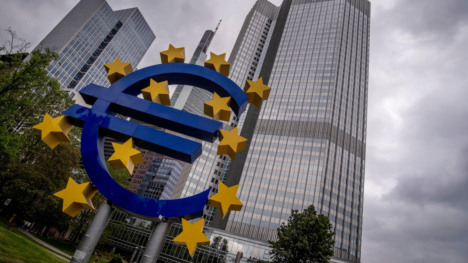 European Central Bank Seen Holding Rates as Inflation Eases and Trade Shock Fades