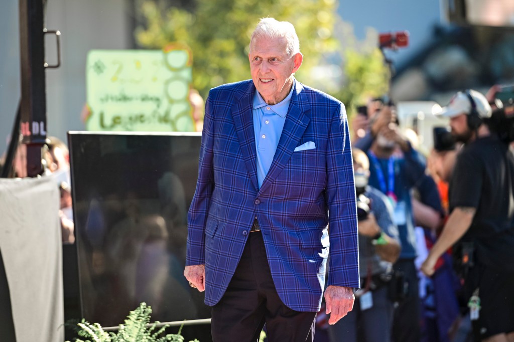 Parcells offers new take on Patriots breakup at Hall of Fame ceremony