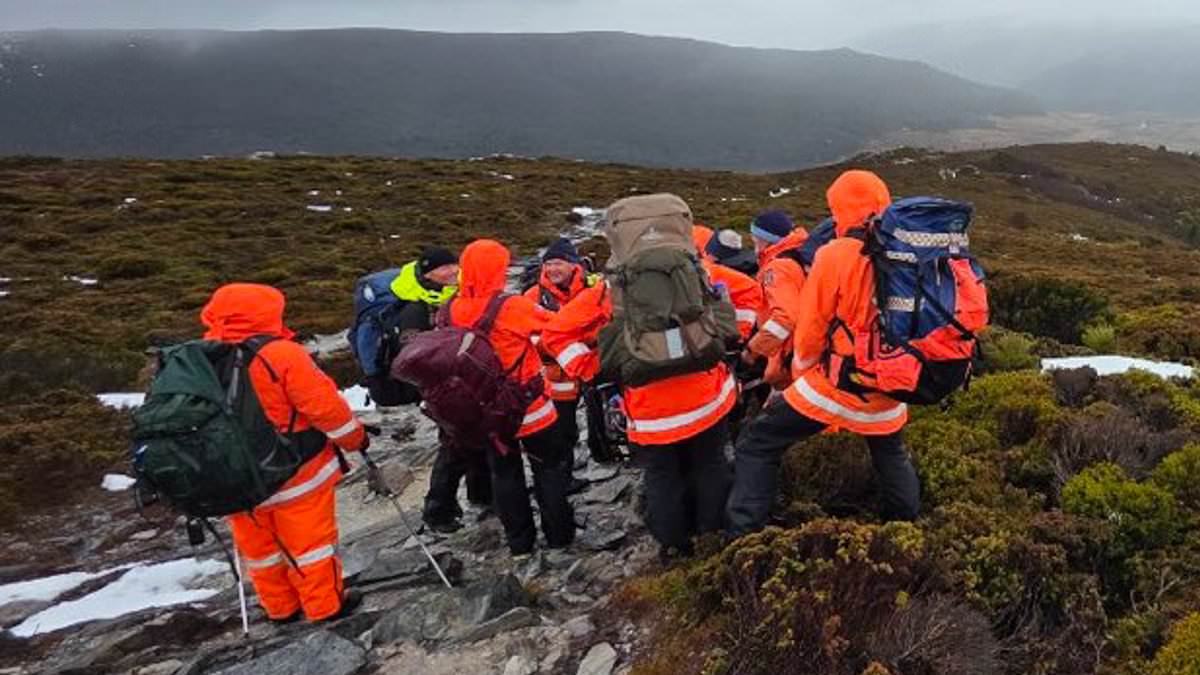 Hiker dies, group of Chinese tourists rescued after unprepared trek at Cradle Mountain