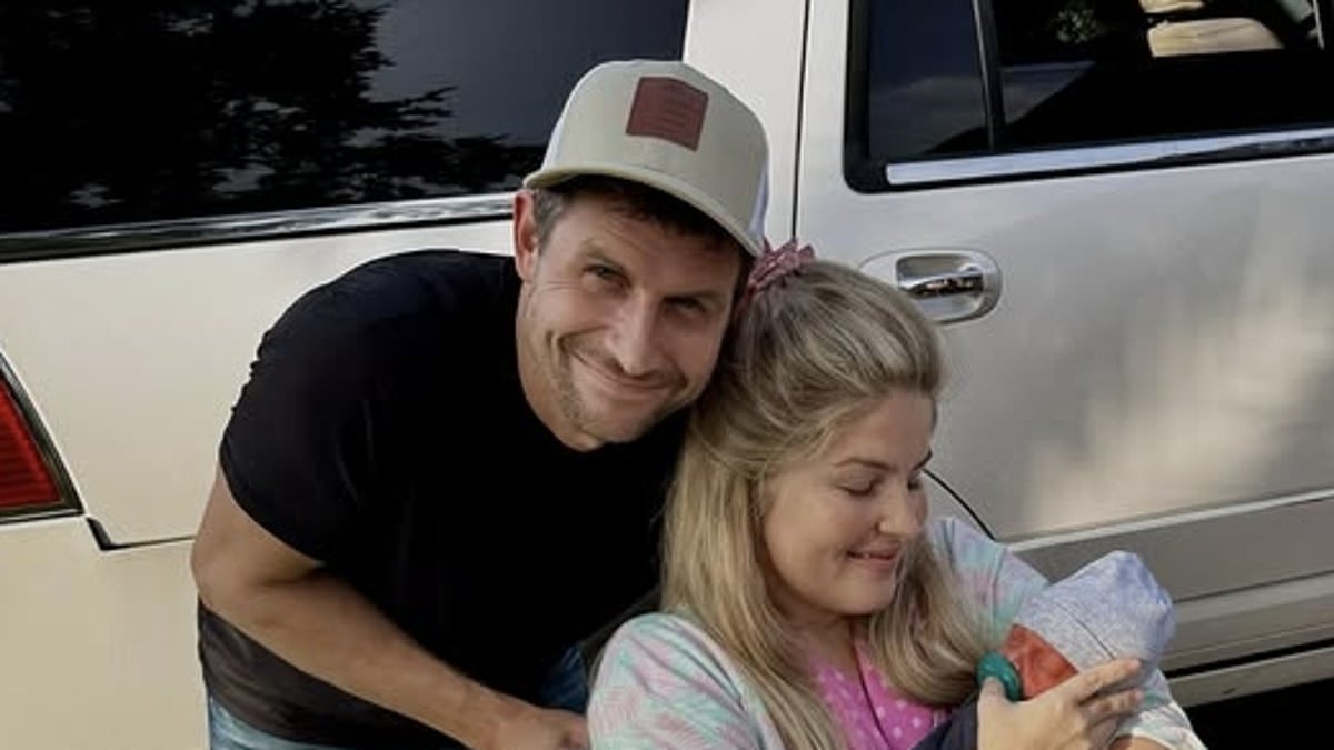 Erin Bates says she cannot use right leg after septic shock following birth of son