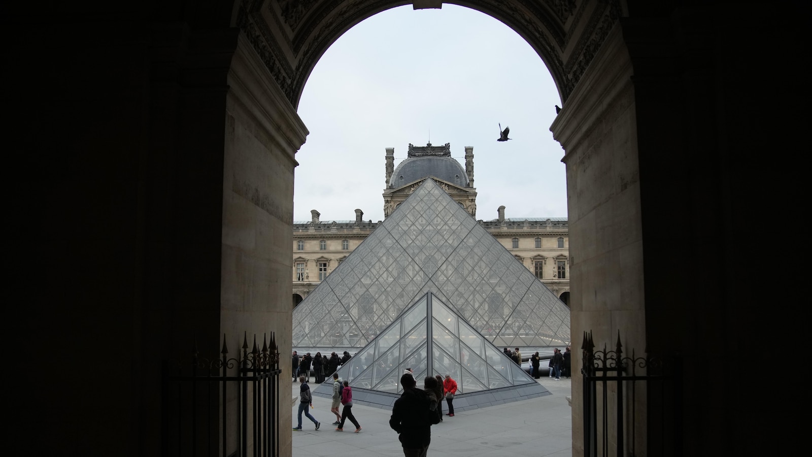 Louvre in Crisis: Security failures, aging palace test governance as strike widens