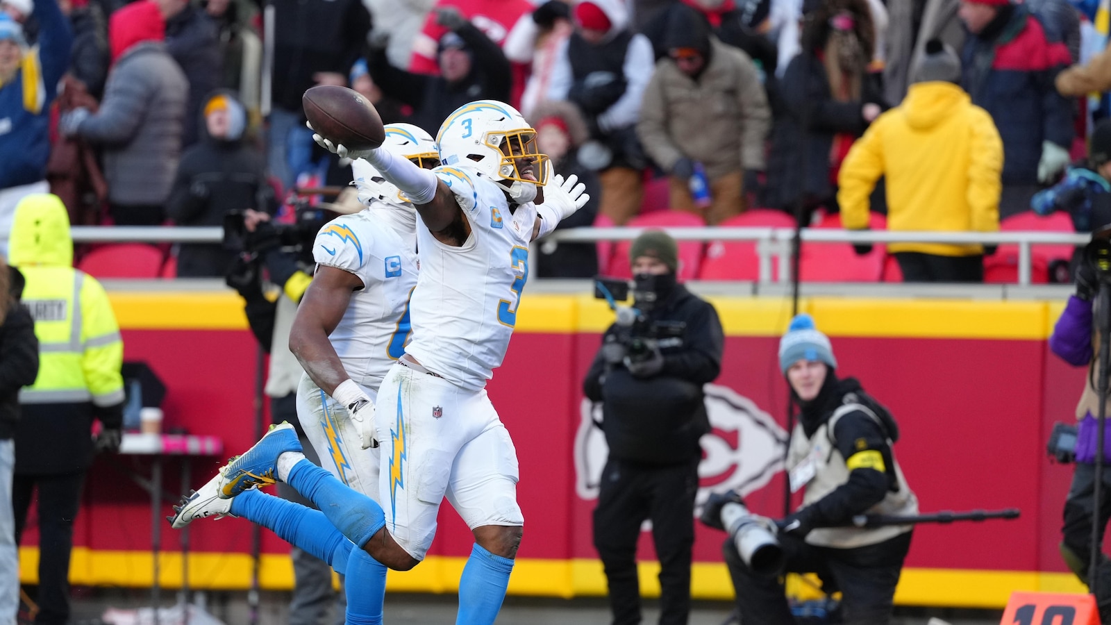 Surging Chargers defense makes Jesse Minter a hot head-coaching candidate