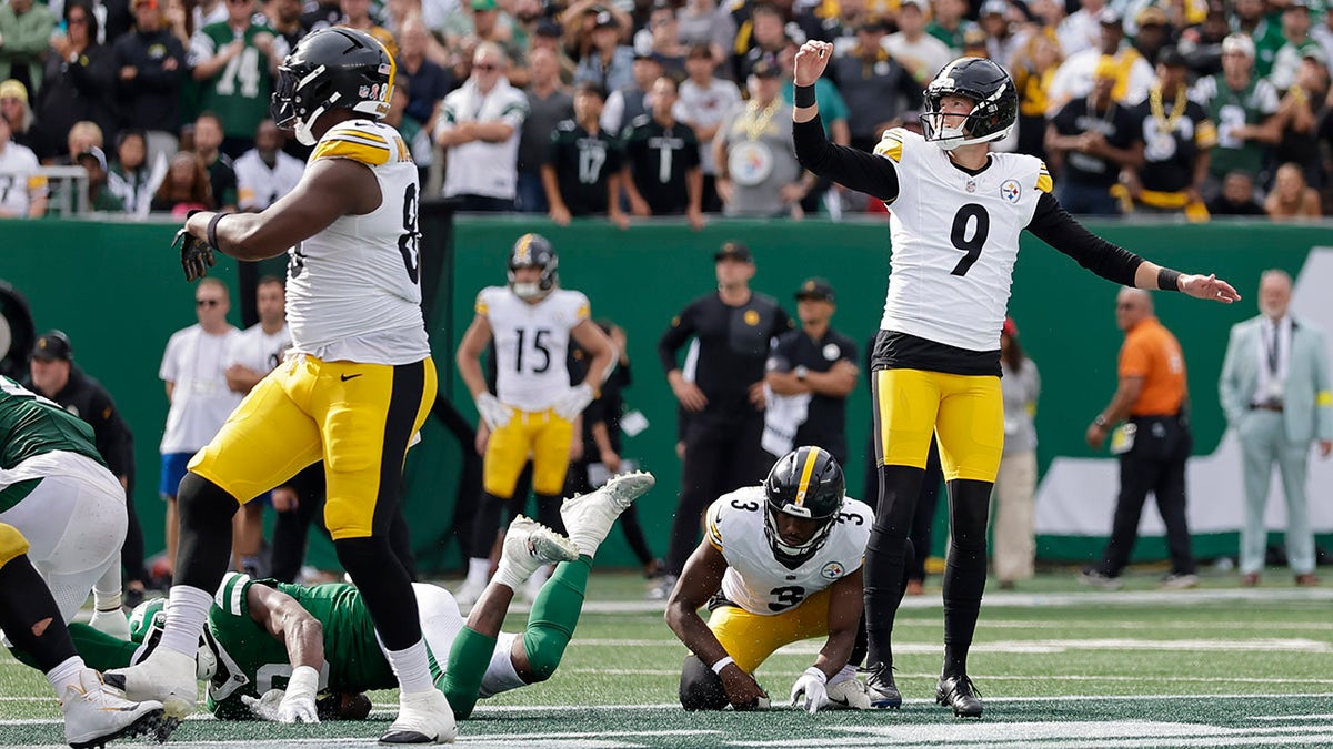 Chris Boswell watches a field goal attempt
