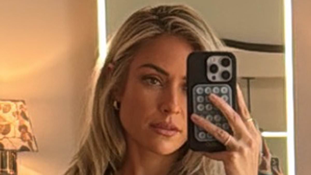 Kristin Cavallari flaunts Daisy Duke denim in sultry selfie, embraces country-girl vibe amid divorce talk
