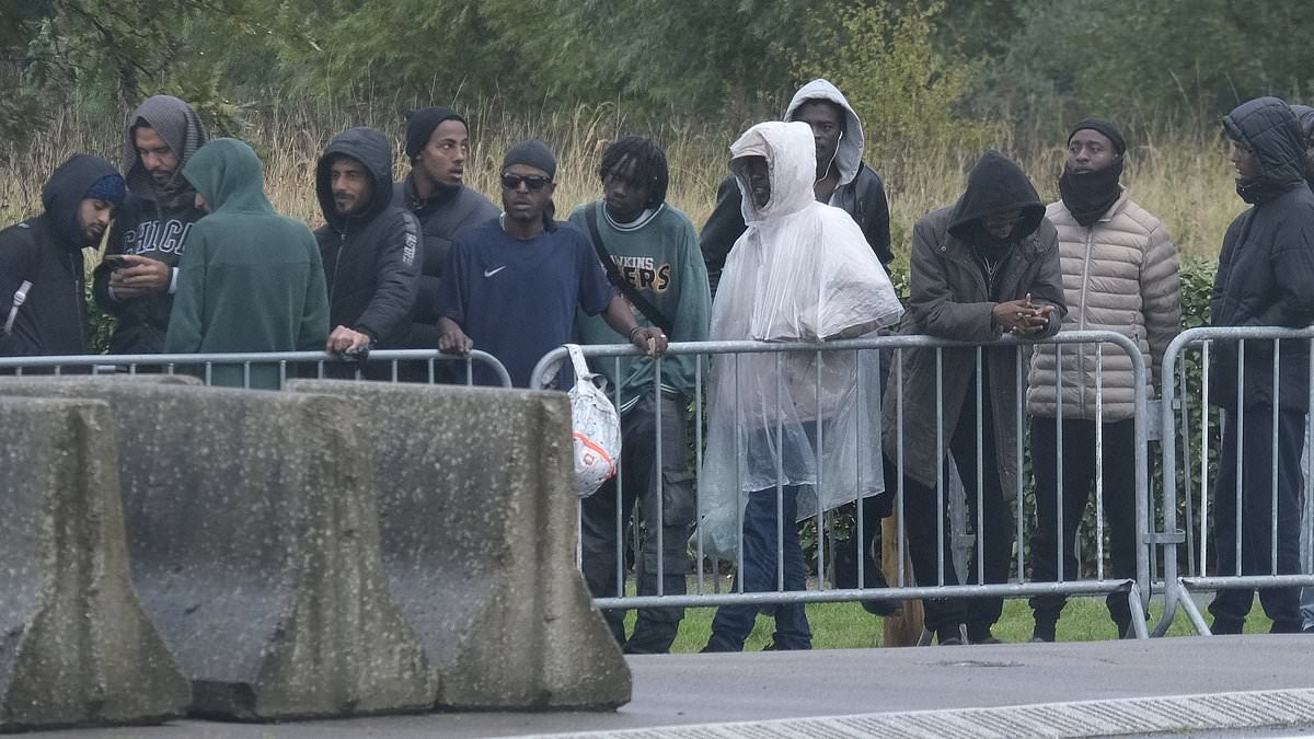 Calais migration crisis grows as migrants press toward Britain
