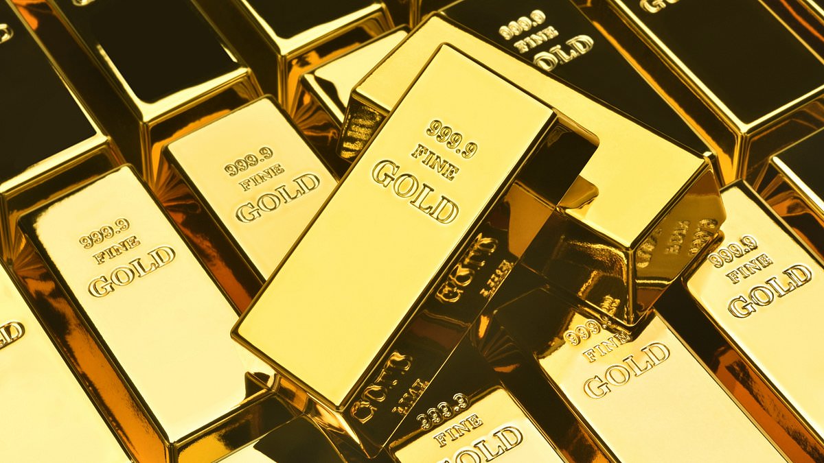 Gold Hits Record Above $3,500 as Central Bank Buying Fuels Rally