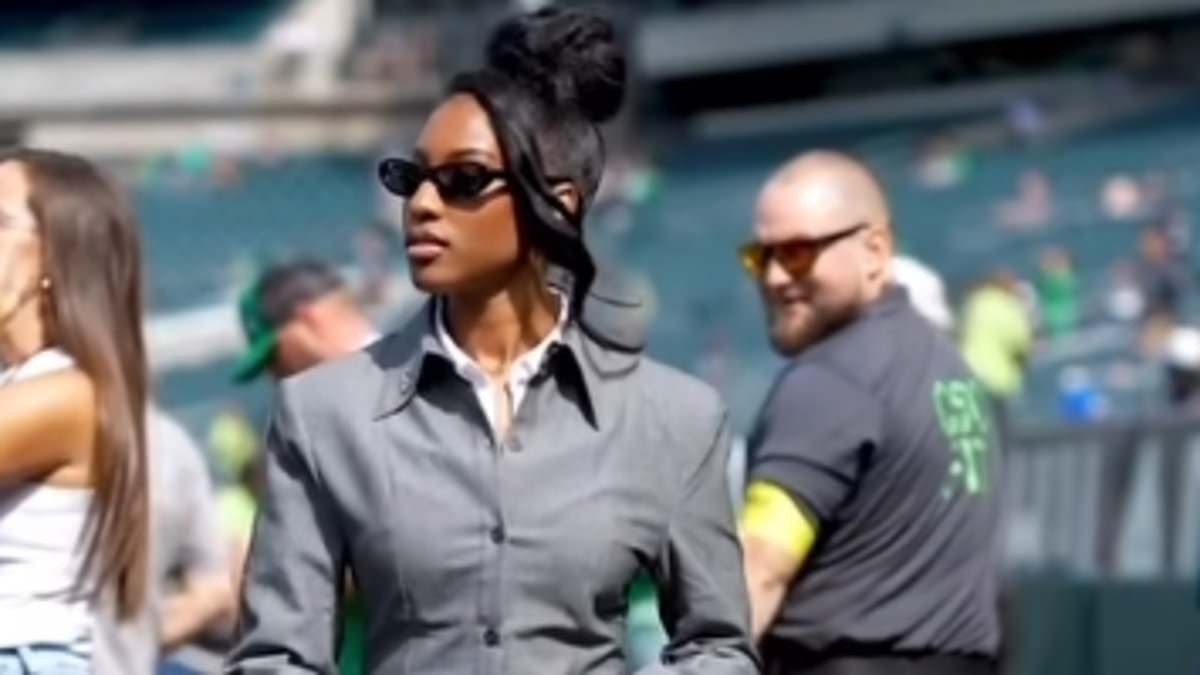 Devonta Smith calls out Eagles security guard after fiancée appears on sideline during Rams game