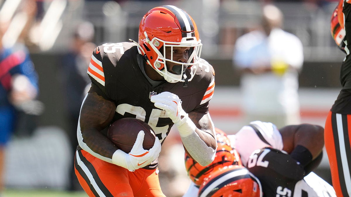 Browns running back Raheim Sanders scores a rushing touchdown