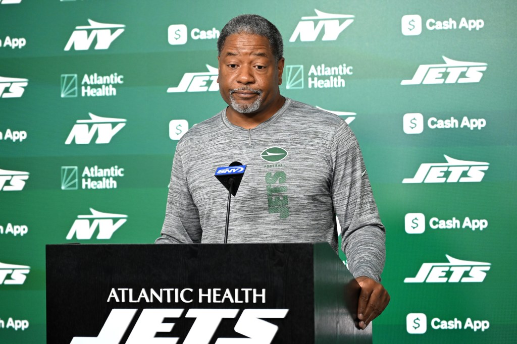 Jets defensive coordinator Steve Wilks on the sideline