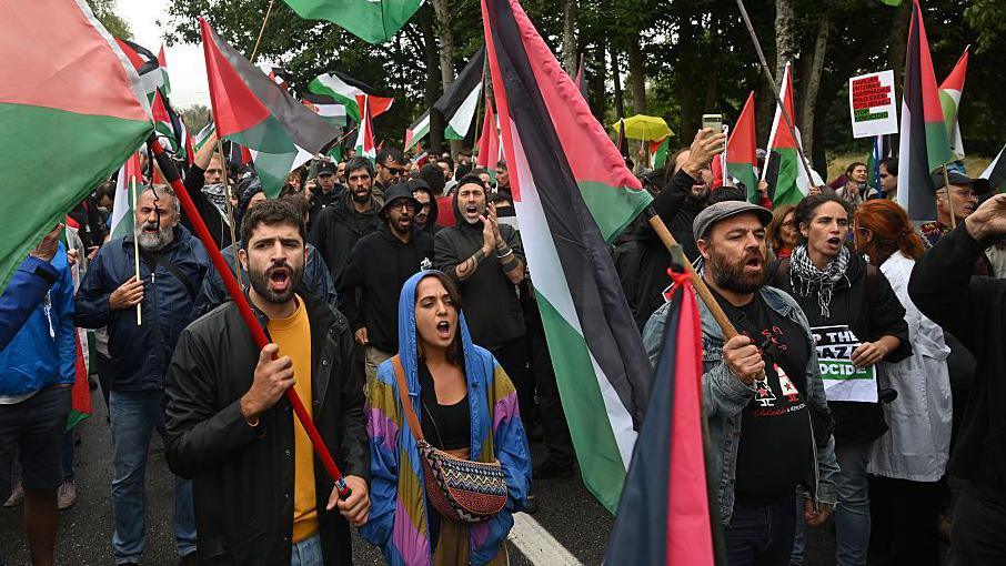 Riders navigate the peloton amid race disruption