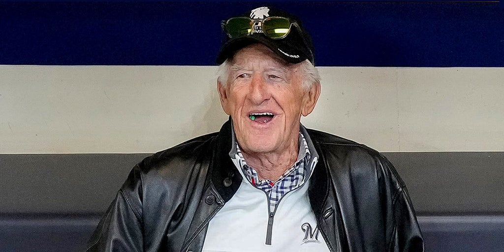 Brewers clinch postseason as manager reads touching Bob Uecker letter in clubhouse