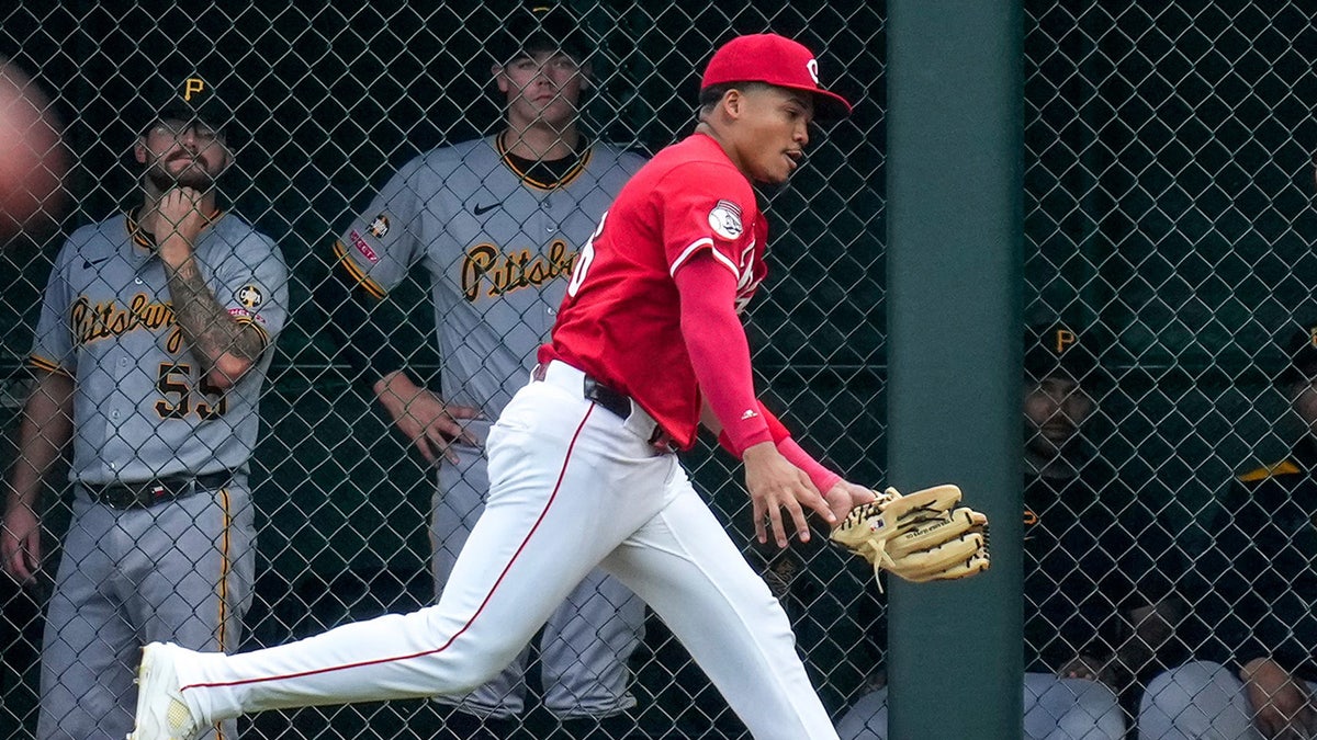 Marte's game-saving catch preserves Reds' win over Pirates, keeping playoff hopes alive