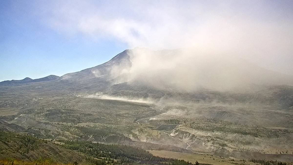 Ash plume over Mount St. Helens raises eruption fears as USGS says no eruption
