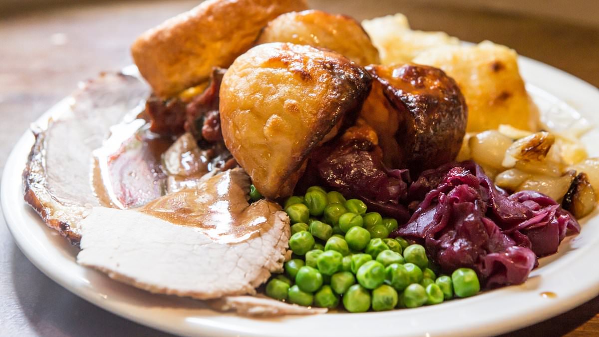 American expat tries Sunday roast in London, says it's 'very similar to Thanksgiving dinner'