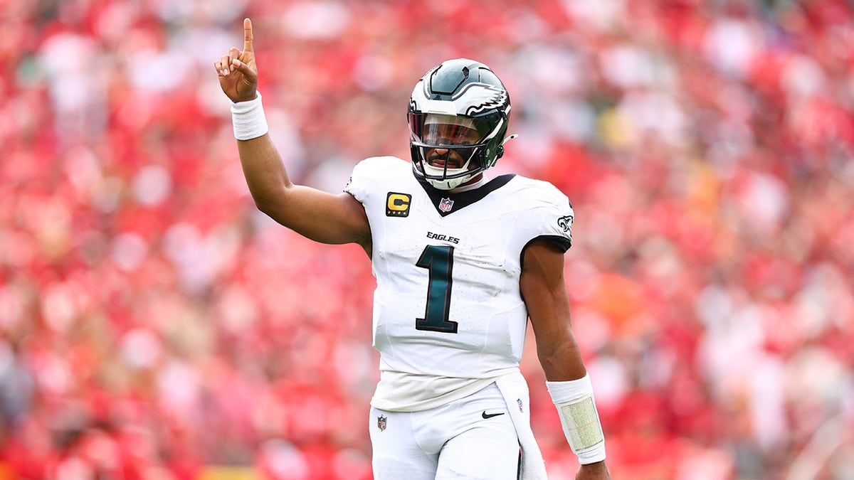 Jalen Hurts throws a first-quarter pass