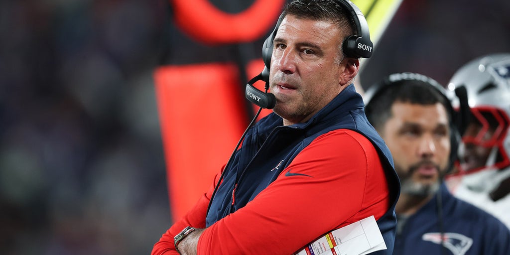 New England Patriots head coach Mike Vrabel during the first half against the New York Giants at MetLife Stadium Aug. 21, 2025.