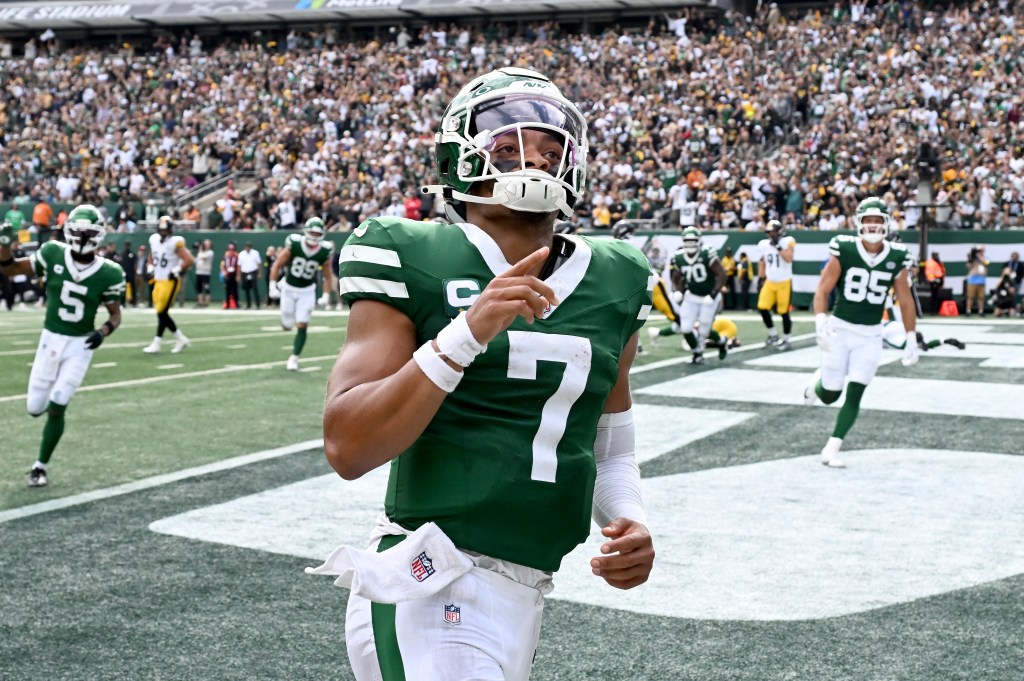 Justin Fields nearly flawless in Jets debut, but late turnover hands Steelers 34-32 win