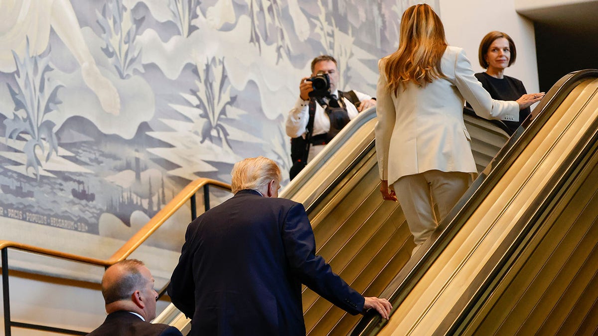 white-house-un-employees-trump-escalator