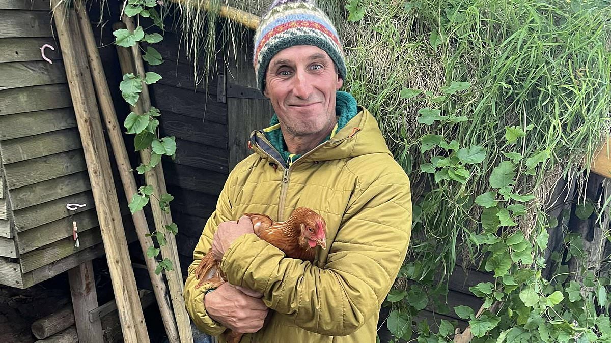 Hen hitchhikes 25 miles on spare wheel of Land Rover to Stonehaven