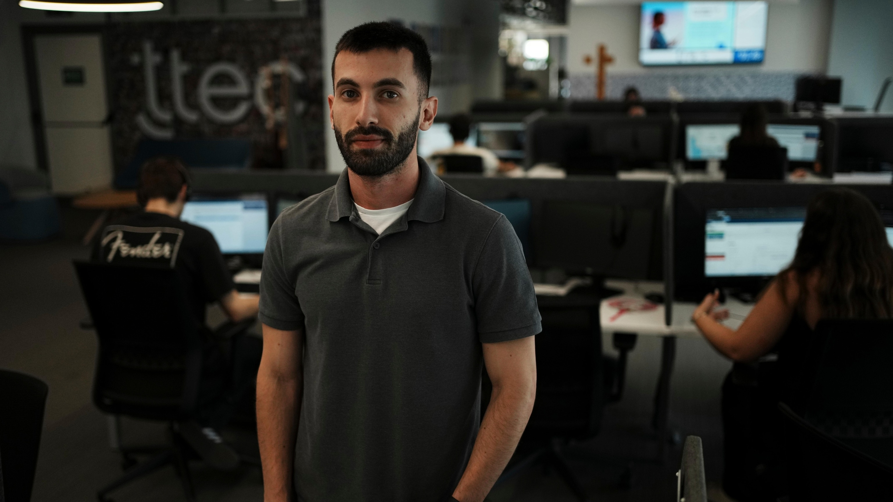 AI reshapes call centers, but complex problems keep humans on the line