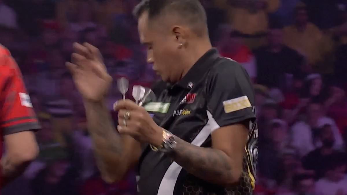 Wasp interrupts World Darts Championship as Ilagan flees Ally Pally insect