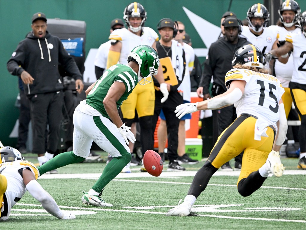 Xavier Gipson Fumble Hands Steelers 34-32 Win Over Jets; Aaron Rodgers Throws Four TDs