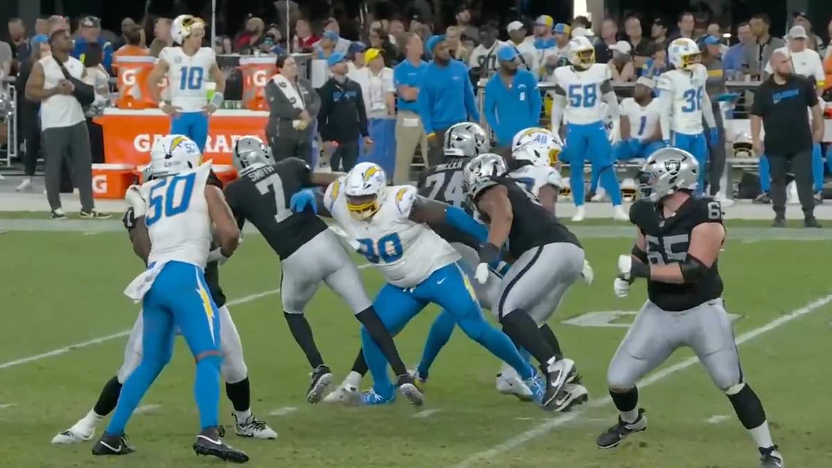 Teair Tart draws boos for late shove of Geno Smith after Kelce slap controversy