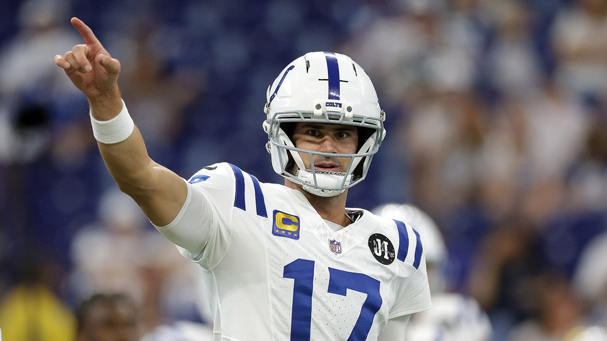Daniel Jones warms up prior to the game