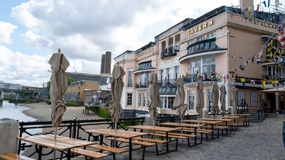 Planning Inspectorate overturns Greenwich council bid to shut Trafalgar Tavern beer garden