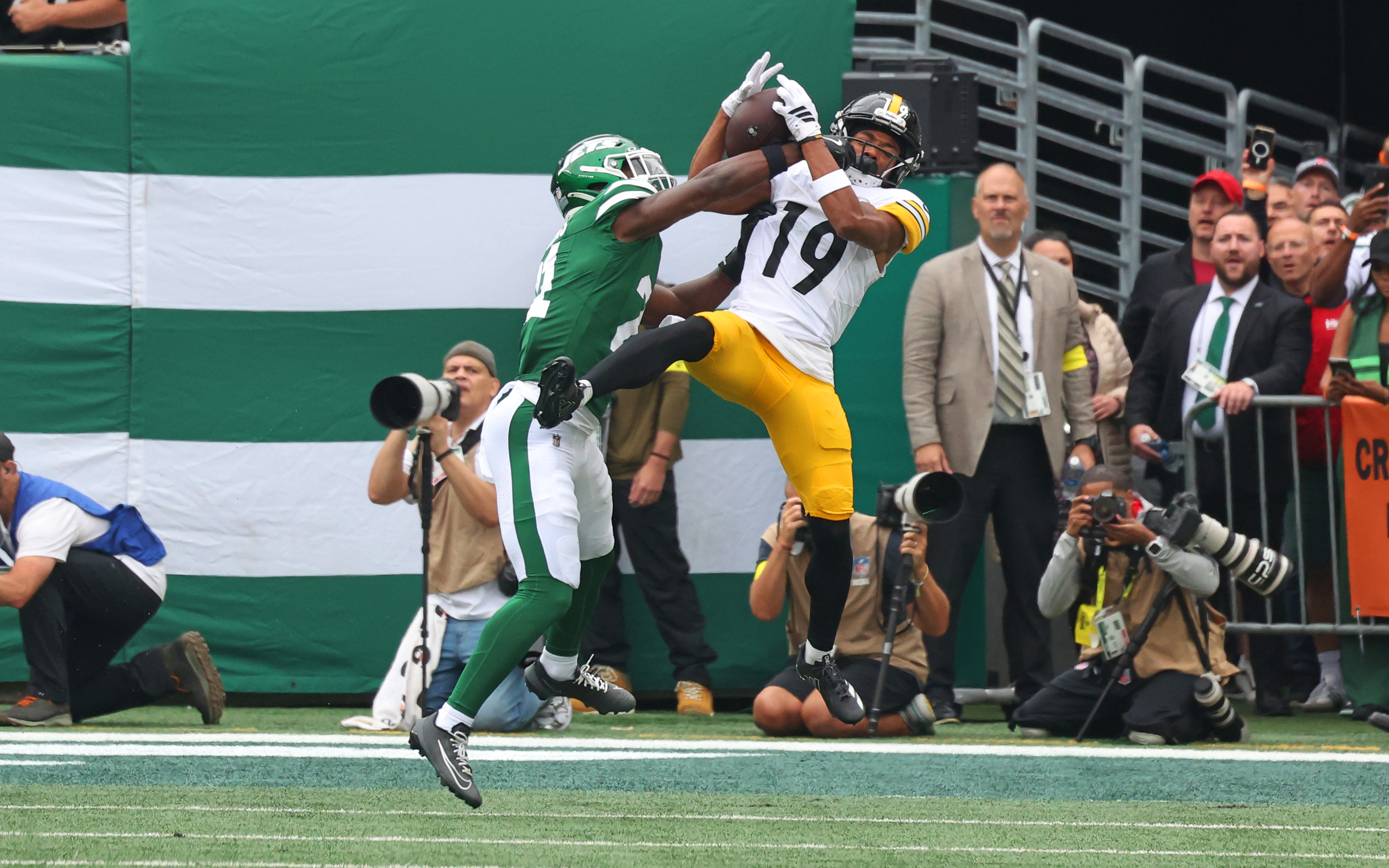 Steelers wide receiver Calvin Austin III completes a reception under coverage by Jets cornerback Brandon Stephens