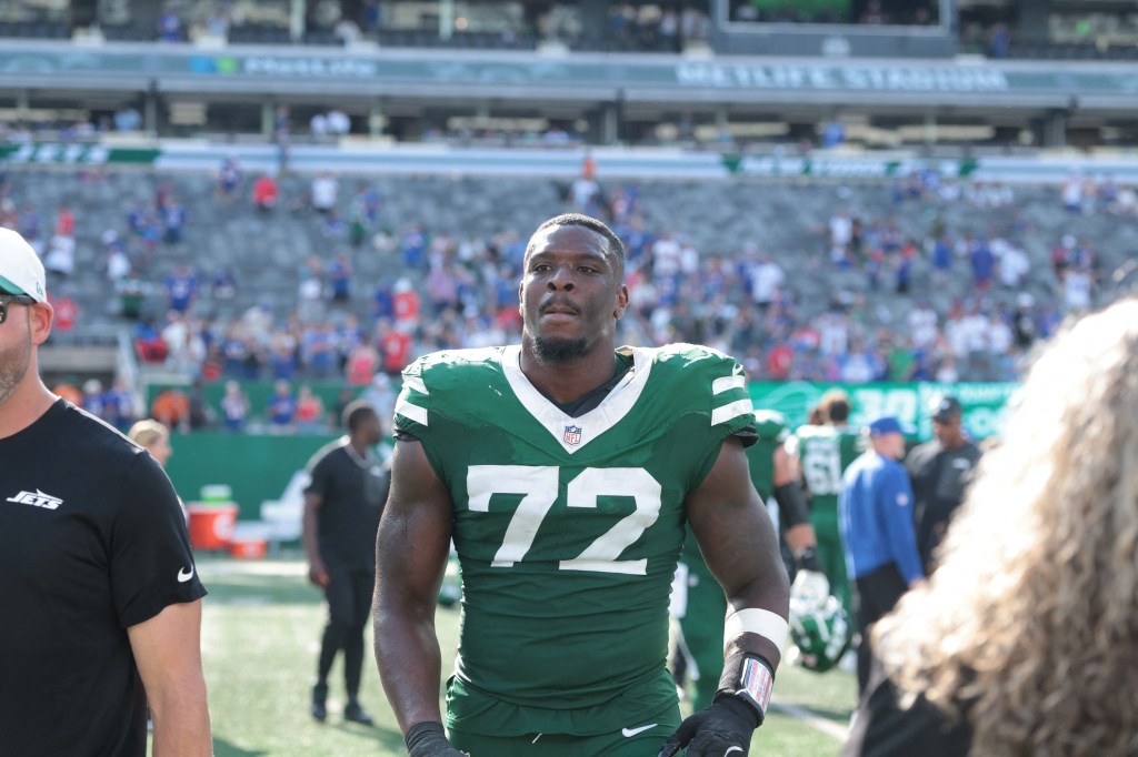 Jets' Glenn defends Clemons amid costly penalties