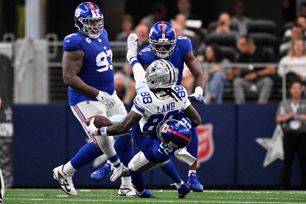 Giants defender brings down Cowboys receiver